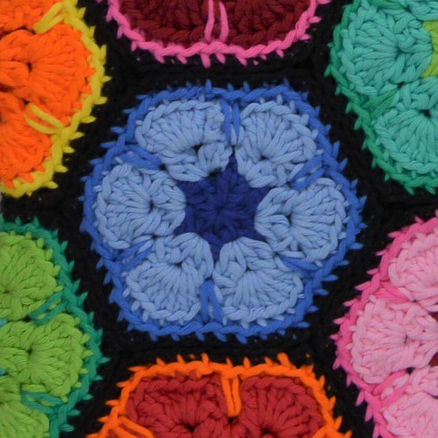 schoenstricken CAL Tasche African Flower Farbkombi Schwarz-Bunt